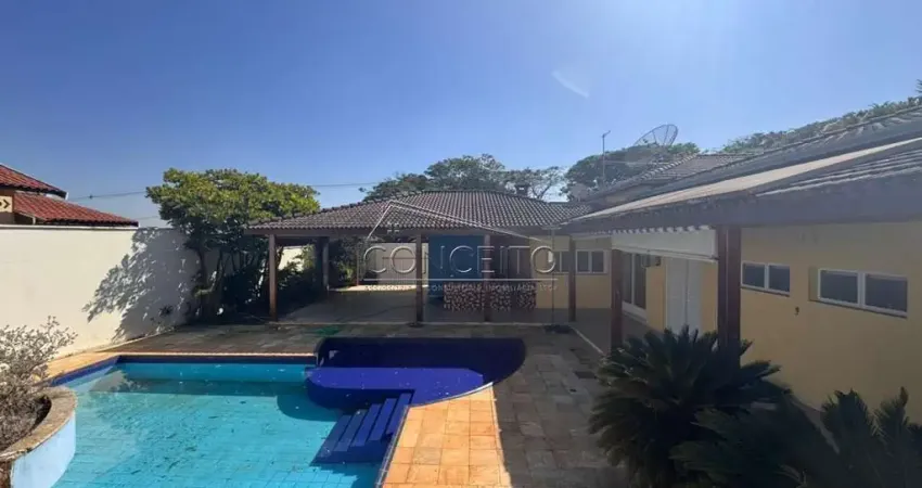 Chácara para venda/locação no condomínio colinas do piracicaba com 323 m² |  4 suítes, piscina com prainha, campo de futebol e 4 vagas de garagem.