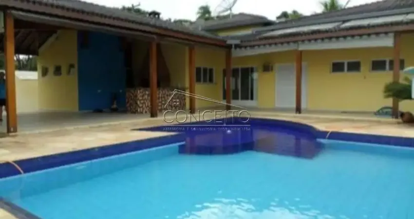 Chácara para locação ou venda no Condomínio Colinas do Piracicaba com 323 m² | 5 dormitórios sendo 4 suítes, piscina com prainha e 6 vagas de garagem.