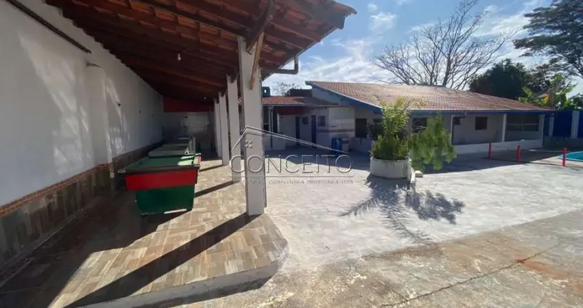 Chácara à venda em Rio das Pedras com área gourmet, piscina, campo de futebol e 3 vagas de garagem.