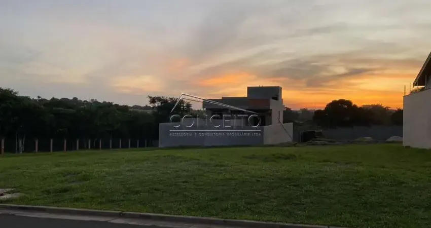 Terreno à venda no Condomínio Moinho Vermelho com 413 m² de área total.