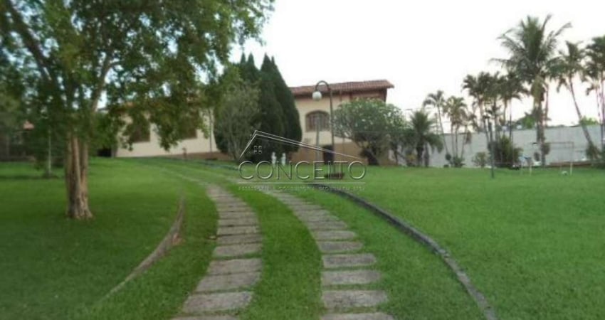Chácara à venda no Condomínio Colinas do Piracicaba com 452 m² | 3 casas, piscina, espaço gourmet e amplo quintal.
