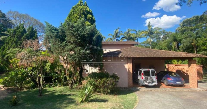 Casa térrea à venda no condomínio Vila Romana com 400 m² | 3 suítes, amplo quintal gramado e 2 vagas de garagem cobertas.