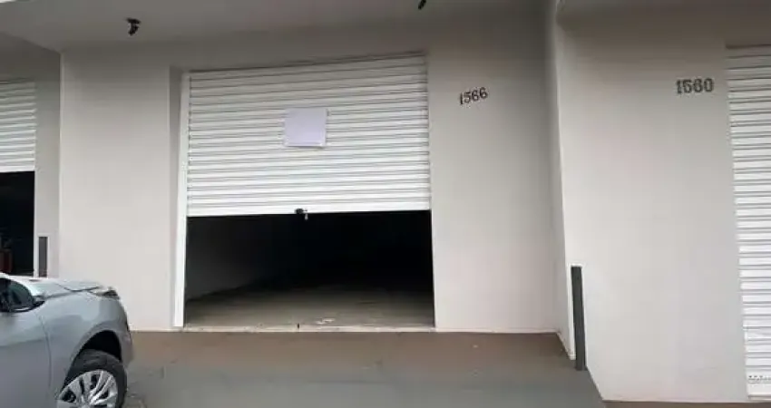 3 barracões à venda no centro de Piracicaba com 110 m² | 2 banheiros, escritório e quintal.