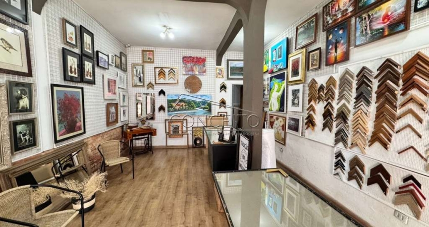 Casa comercial para locação ou venda no centro com 175,81 m² | 1 salão, 2 salas, 2 banheiros e quintal aos fundos.