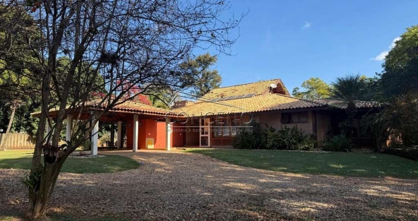 Casa térrea à venda no bairro Dois Córregos com 490,54 m² | 5 dormitórios, sendo 4 suítes e 8 vagas de garagem.