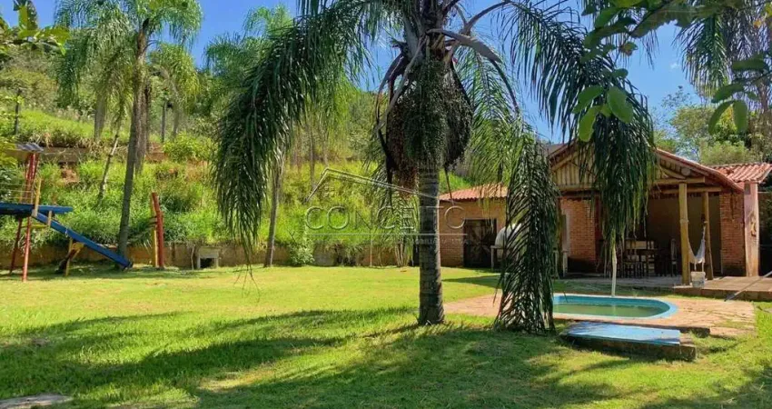 Chácara à venda na cidade São Pedro com área construída de 246 m² | 3 suítes, lago com carpas, edícula e 2 vagas cobertas.