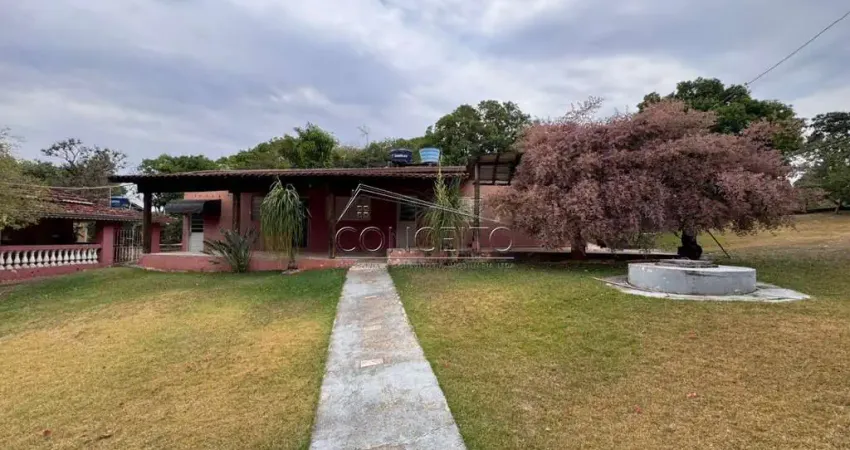 Chácara à venda no bairro chácaras limoeiro em são pedro-sp com terreno de 5.100 m² | 2 casas, espaço gourmet, salão e ampla área verde.