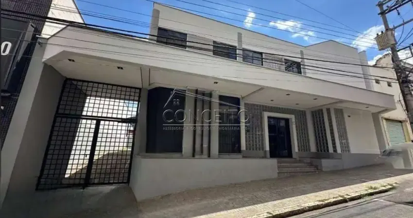 Prédio comercial para locação ou venda no centro de Piracicaba com área construída de 495,97 m² | 2 pavimentos com 4 salas, cofre, copa e 8 vagas.