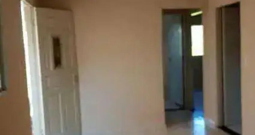 Ampla Casa com Quintal e 8 Vagas em Rua Tranquila no Bairro da Colônia