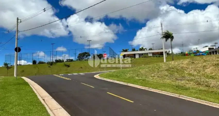 Terreno no condomínio disponível para venda no bairro Granja Marileusa em Uberlândia-MG
