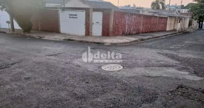 Terreno de esquina disponível para venda 412 m² no bairro Fundinho em Uberlândia-MG