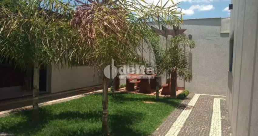 Casa residencial disponível para venda no bairro Jardim das Palmeiras em Uberlândia-MG