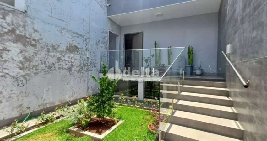 Casa comercial e residencial disponível para venda no bairro Lídice em Uberlândia-MG
