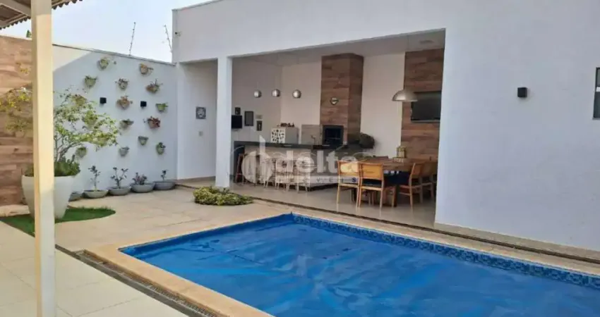 Casa residencial disponível para venda no bairro Laranjeiras em Uberlândia-MG