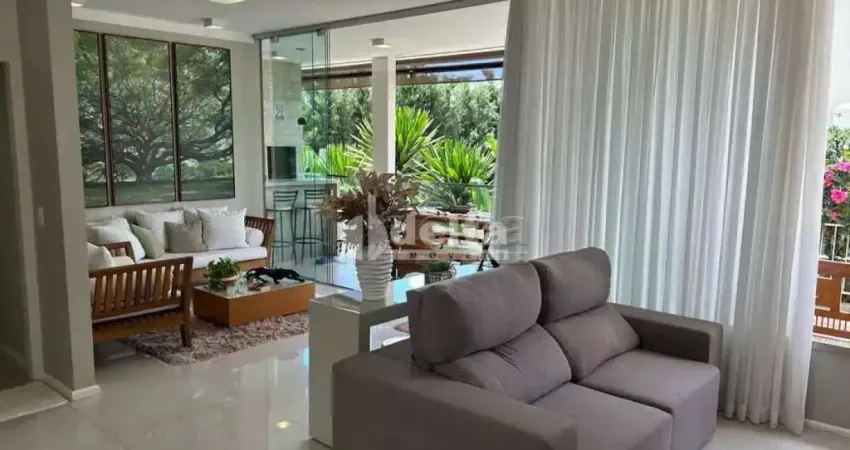 Casa no condomínio Jardim Roma disponível para venda em Uberlândia-MG