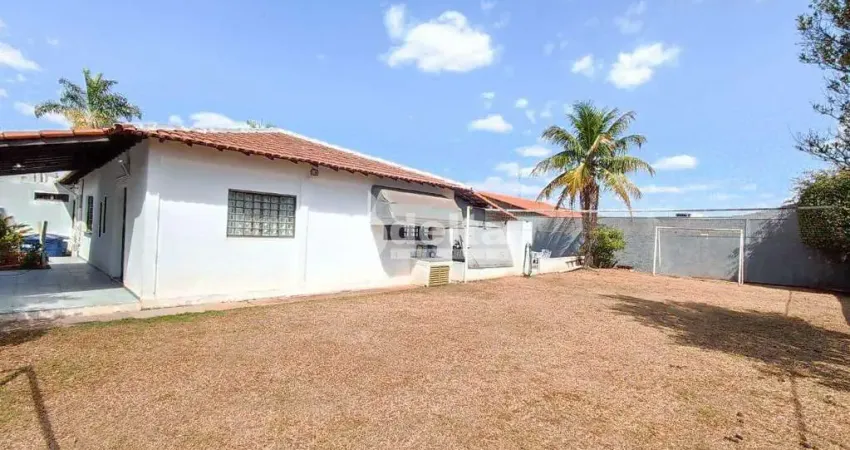 Casa residencial disponível para locação e venda no bairro umuarama em uberlândia-mg
