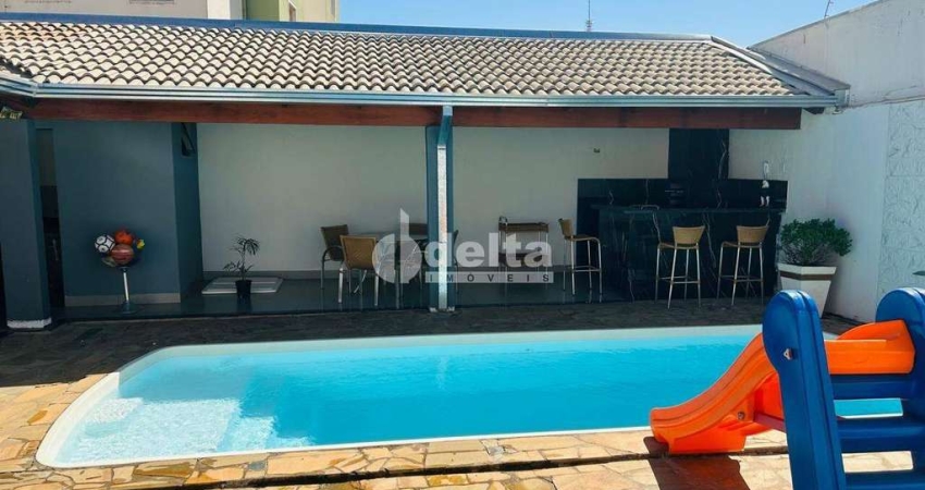 Casa residencial disponível para venda no bairro Alto Umuarama em Uberlândia-MG