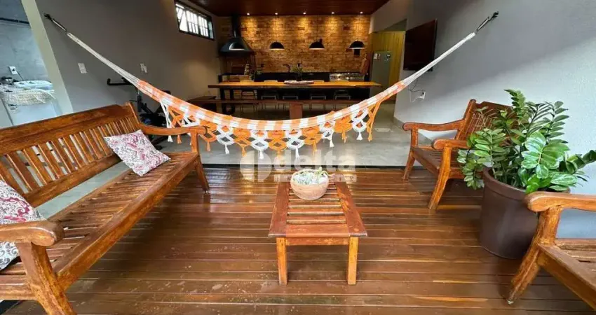 Casa residencial disponível para locação e venda no bairro Granada em Uberlândia-MG