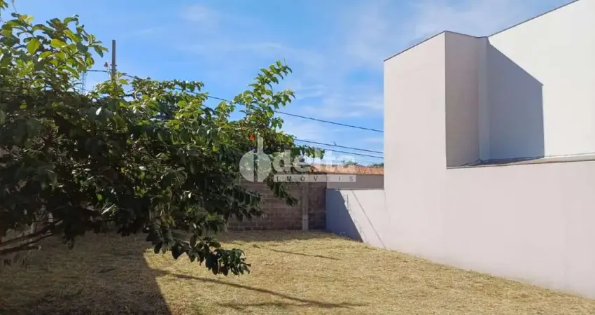 Terreno no Condomínio disponível para venda no bairro Lagoinha em Uberlândia-MG