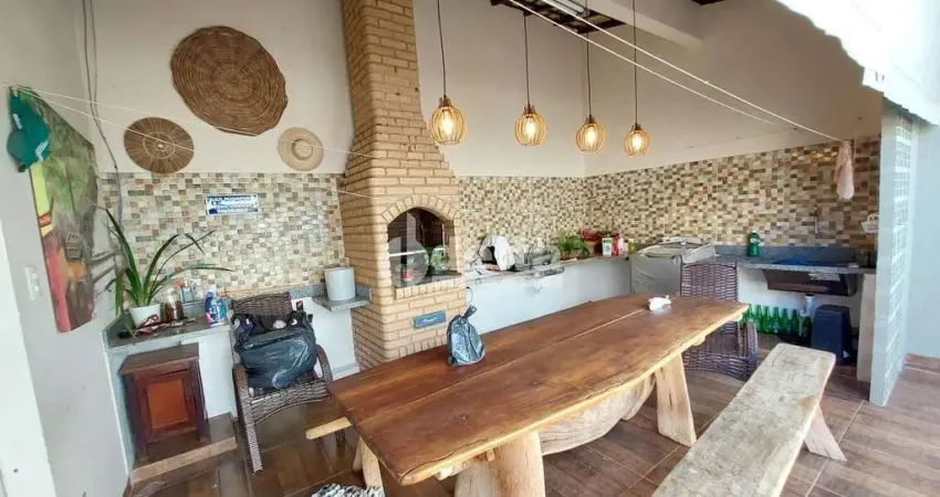 Casa residencial disponível para venda no bairro Carajás em Uberlândia-MG