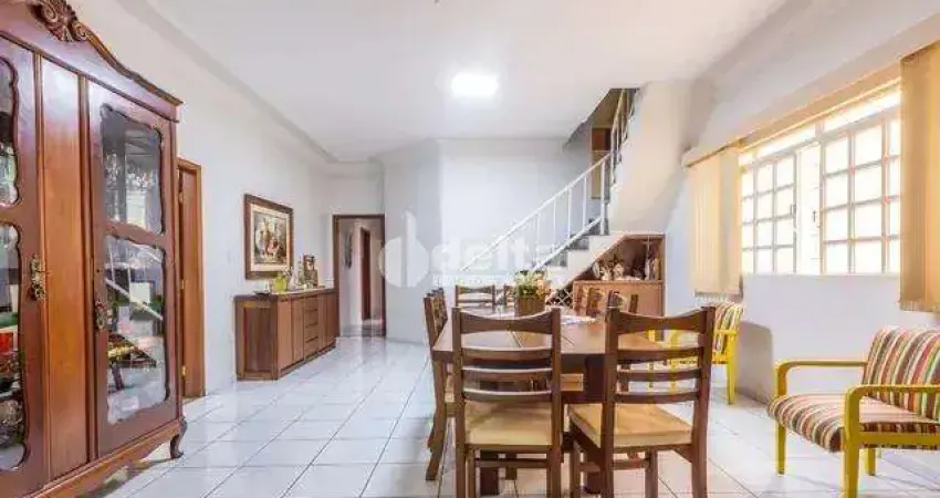 Casa residencial disponível para locação e venda no bairro Presidente Roosevelt em Uberlândia-MG