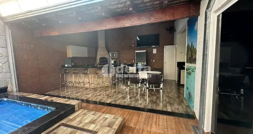 Casa residencial disponível para venda no bairro Jardim Inconfidência em Uberlândia-MG