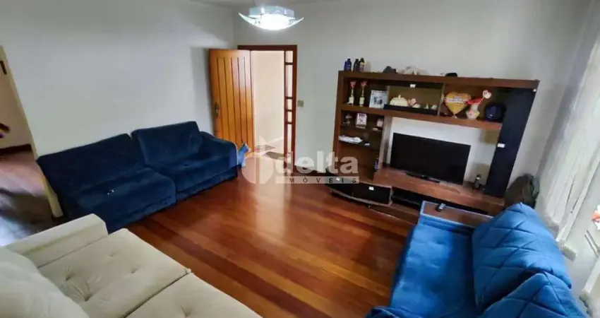 Casa residencial disponível para venda no bairro Jardim Patrícia em Uberlândia-MG