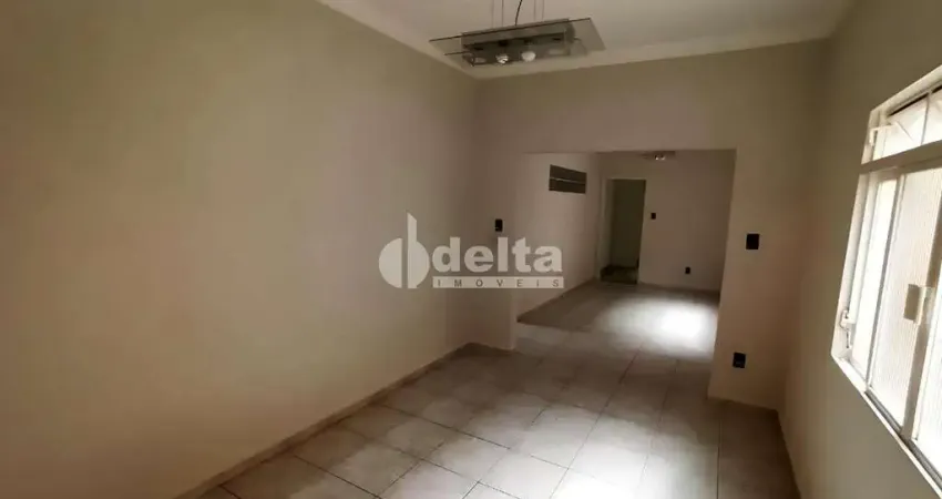 Casa residencial com 3 quartos sendo 1 suíte disponível para locação e venda no bairro nossa senhora aparecida em uberlândia-mg