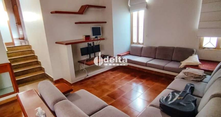Casa residencial disponível para locação e venda no bairro Saraiva em Uberlândia-MG.