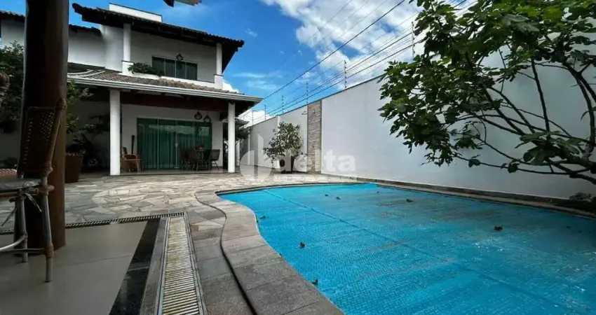 Casa residencial disponível para venda no bairro Morada da Colina em Uberlândia-MG.