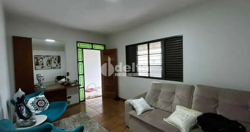 Casa residencial disponível para venda e locação no bairro Santa Mônica em Uberlândia-MG