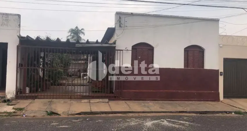 Casa residencial disponível para venda no bairro Nossa Senhora Aparecida em Uberlândia-MG