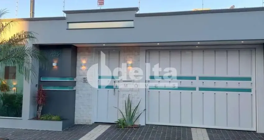 Casa residencial disponível para venda no bairro Alto Umuarama em Uberlândia-MG