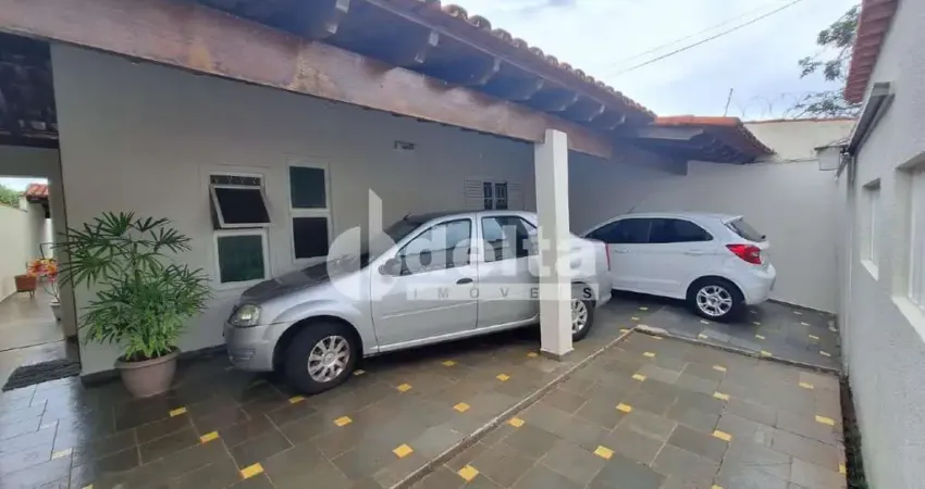 Casa residencial disponível para venda no bairro Cidade Jardim em Uberlândia-MG.