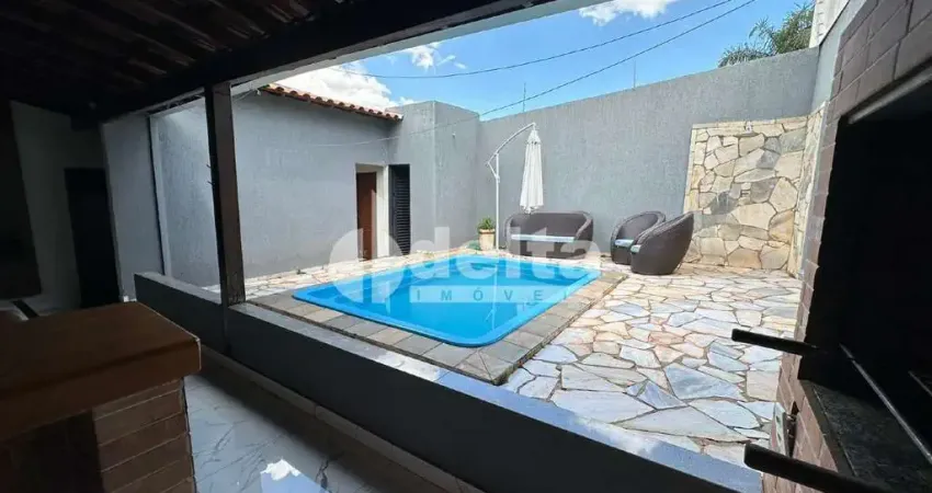 Casa residencial disponível para venda no bairro Cidade Jardim em Uberlândia-MG.