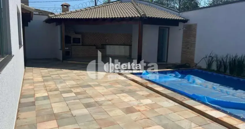 Casa residencial disponível para locação e venda no bairro Alto Umuarama em Uberlândia-MG