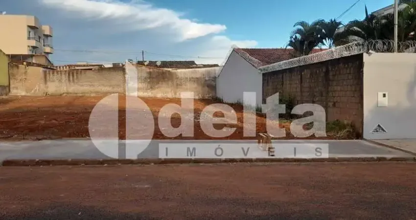 Terreno disponível para venda 300 m² no bairro Segismundo Pereira em Uberlândia-MG