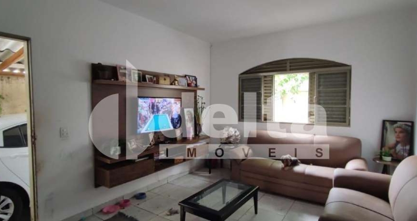 Casa residencial disponível para venda no bairro Copacabana em Uberlândia-MG