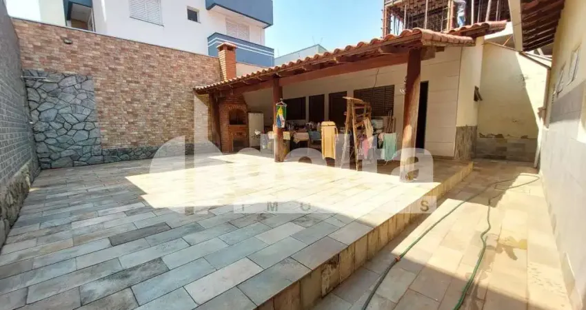 Casa Residencial disponível para venda no bairro Santa Mônica em Uberlândia-MG