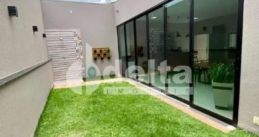 Casa residencial disponível para venda no bairro Jardim Veneza em Uberlândia-MG