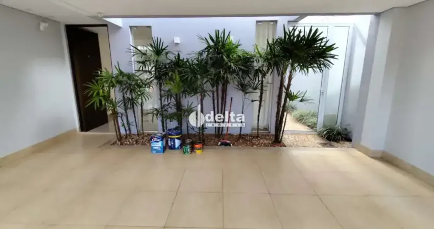 Casa residencial disponível para locação e venda no bairro Segismundo Pereira em Uberlândia-MG