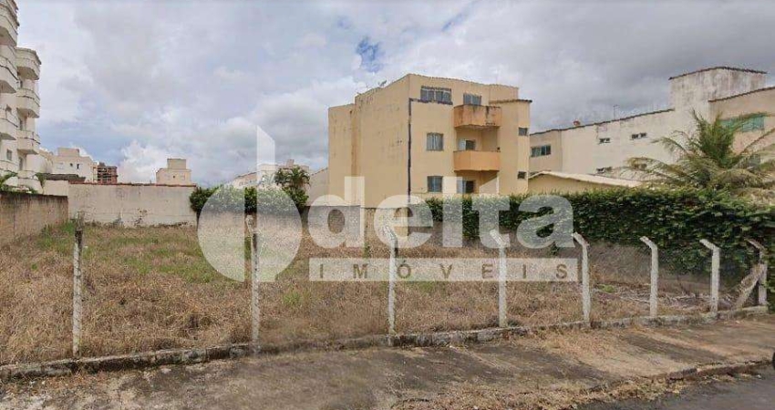 Área com 720m² disponível para venda no bairro Santa Mônica em Uberlândia-MG