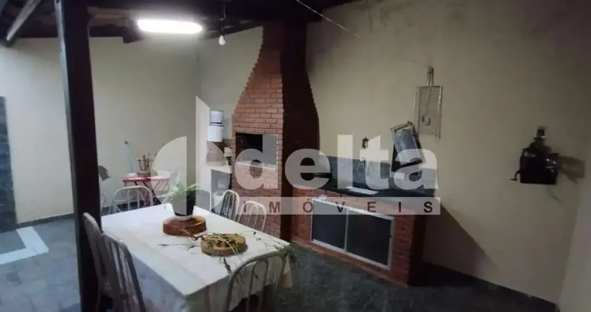 Casa residencial disponível para venda no bairro Presidente Roosevelt em Uberlândia-MG
