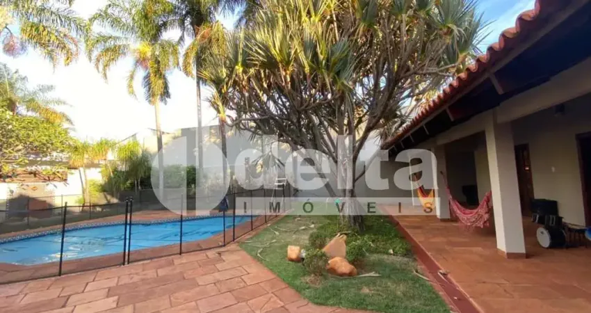 Casa residencial disponível para venda no bairro Jardim Karaíba em Uberlândia-MG