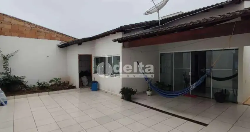 Casa com 3 quartos à venda no Jardim Europa, Uberlândia 