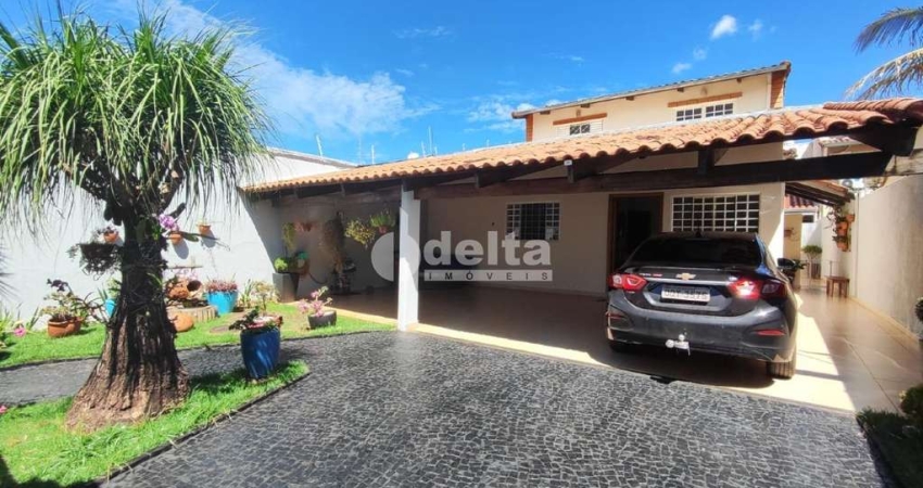 Casa residencial disponível para venda no bairro Alto Umuarama em Uberlândia-MG