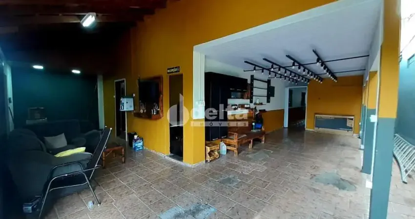 Casa residencial disponível para venda no bairro Granada em Uberlândia-MG