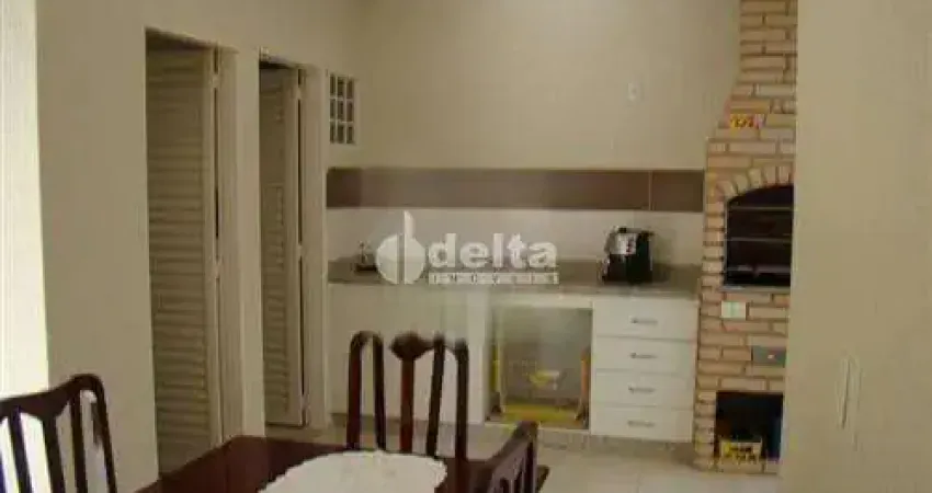 Casa residencial disponível para venda no bairro Santa Rosa em Uberlândia-MG