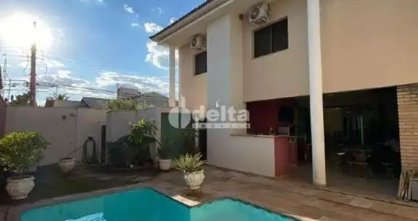 Casa residencial disponível para venda no bairro Morada da Colina em Uberlândia-MG.
