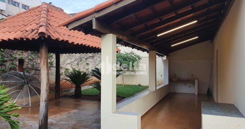 Casa Residencial disponível para venda no bairro Santa Mônica em Uberlândia-MG